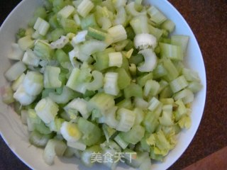 西芹炒肉丁的做法步骤：2