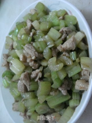 西芹炒肉丁的做法步骤：5