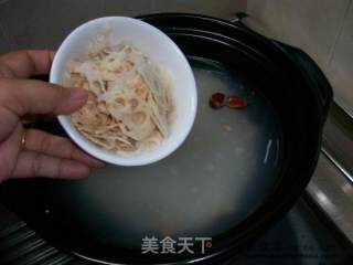 暖心暖胃@@瓦煲莲藕花生粥的做法步骤：3