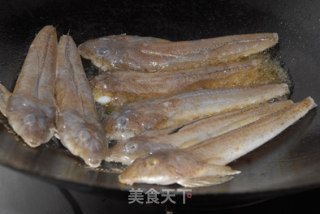 普宁豆酱煮鸡腿鱼的做法步骤：2