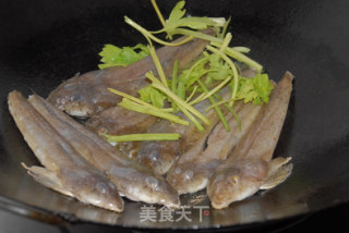 普宁豆酱煮鸡腿鱼的做法步骤：3