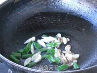 【鲶鱼头尾烧丝瓜】的做法步骤：3