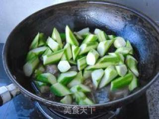 【鲶鱼头尾烧丝瓜】的做法步骤：8