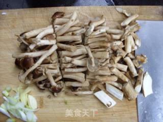 变废为宝---茶树菇红烧猪皮的做法步骤：6