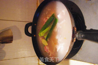 飨入“绯绯”——番茄排骨炖莲藕的做法步骤：4