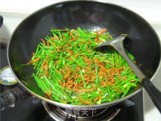 肉丝虫草花炒韭苔的做法步骤：4