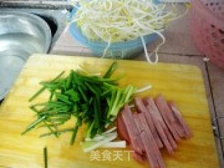 三丝炒河粉的做法步骤：2