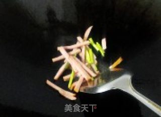 三丝炒河粉的做法步骤：3