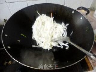 三丝炒河粉的做法步骤：5