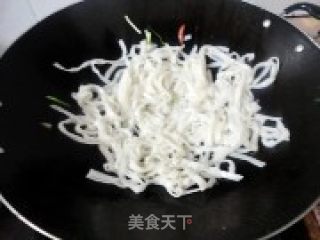 三丝炒河粉的做法步骤：6