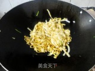 三丝炒河粉的做法步骤：7