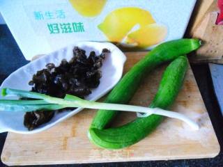 丝瓜炒木耳的做法步骤：1