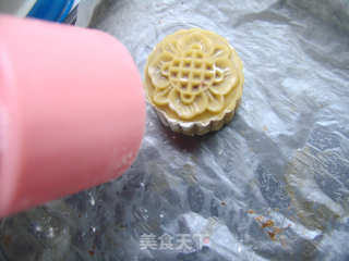 再试月饼——广式豆沙蛋黄月饼的做法步骤：14