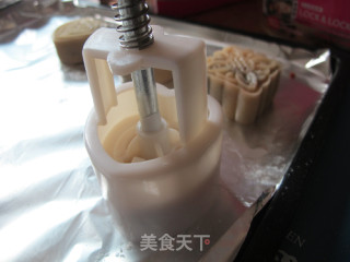 广式豆沙月饼的做法步骤：9