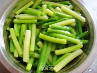 蒜薹香菇炒肉的做法步骤：1