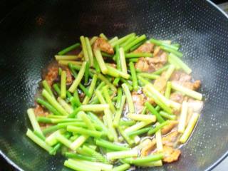 蒜薹香菇炒肉的做法步骤：7