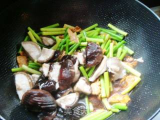 蒜薹香菇炒肉的做法步骤：8