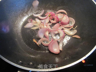 菠萝炒牛柳的做法步骤：2