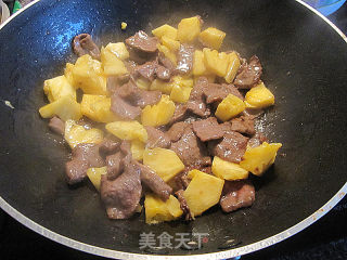 菠萝炒牛柳的做法步骤：5