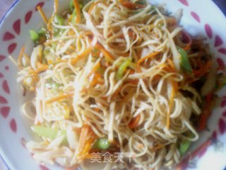 三丝炒豆皮的做法步骤：7