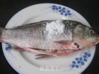 蒜辣烧鲫鱼的做法步骤：1