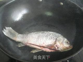 蒜辣烧鲫鱼的做法步骤：2