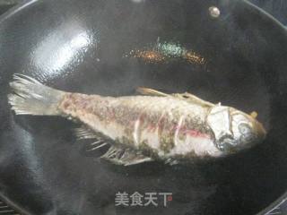 蒜辣烧鲫鱼的做法步骤：3