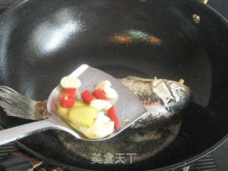 蒜辣烧鲫鱼的做法步骤：4