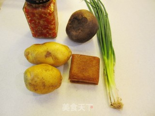 红菜头炒豆腐干的做法步骤：1