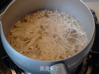 【蛤蜊金针粉丝汤】益智又营养的做法步骤：2