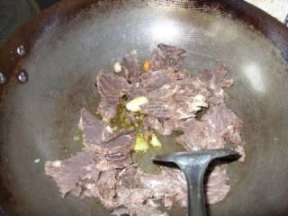 私房----黑豆苗炒牛肉的做法步骤：5