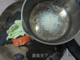 宝宝辅食——菜丝三文鱼粥的做法步骤：1
