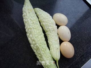 节后清脂---苦瓜炒蛋的做法步骤：1