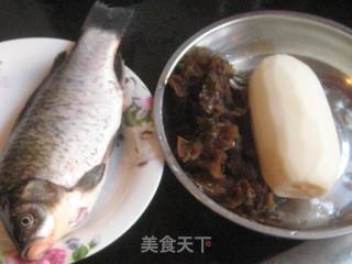 黑木耳莲藕鲫鱼汤的做法步骤：1