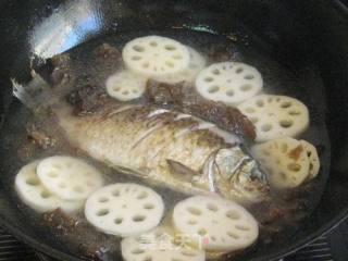 黑木耳莲藕鲫鱼汤的做法步骤：4