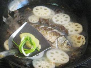 黑木耳莲藕鲫鱼汤的做法步骤：5