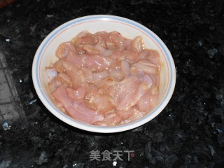 甜酸鸡柳的做法步骤：1