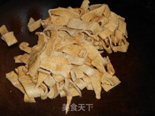 鱼饼炒蘑菇的做法步骤：2