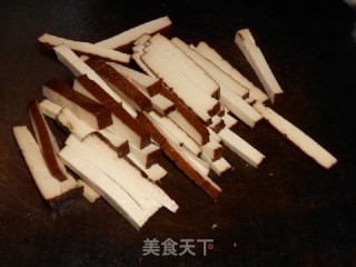 鱼饼炒蘑菇的做法步骤：3