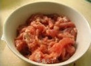 鱼香肉丝的做法步骤：1