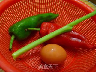 【简单制作的花样饼大全】尖椒鸡蛋发面饼的做法步骤：1
