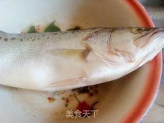 清蒸鲈鱼的做法步骤：1