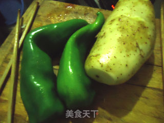 尖椒土豆丝的做法步骤：1