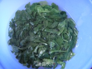 芹菜叶炒香干的做法步骤：3