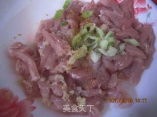 今个鱼香肉丝有点黑的做法步骤：2