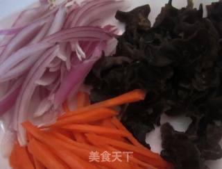 今个鱼香肉丝有点黑的做法步骤：5