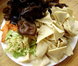 家常菜----白菜烧干豆腐的做法步骤：2