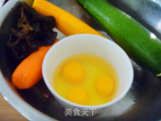 【简单制作的花样饼大全】五彩西葫芦锅塌饼的做法步骤：1