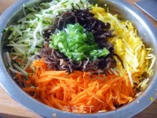 【简单制作的花样饼大全】五彩西葫芦锅塌饼的做法步骤：2