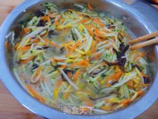 【简单制作的花样饼大全】五彩西葫芦锅塌饼的做法步骤：4